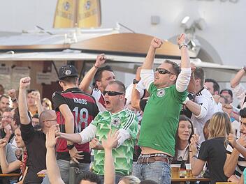 Einmal durften sie während des Spiels jubeln, die Fußballfans vor der Leinwand auf dem Marktplatz: 55. Minute 1:0 für die deutsche Nationalmannschaft. Das Weitergekommen war endgültig eingetütet, Fotos: Jochen Nützel