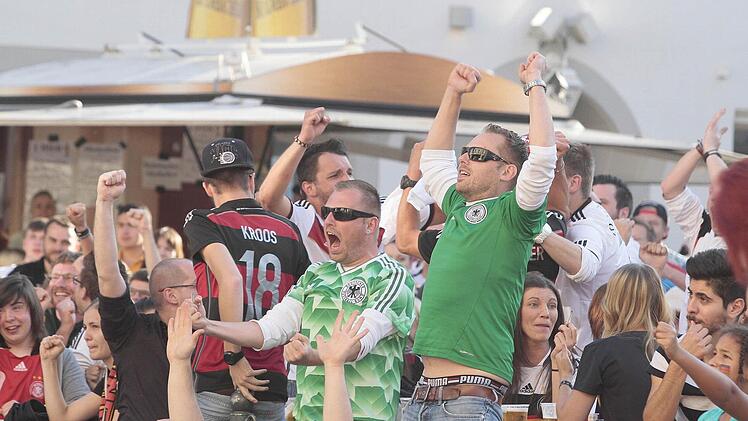 Einmal durften sie während des Spiels jubeln, die Fußballfans vor der Leinwand auf dem Marktplatz: 55. Minute 1:0 für die deutsche Nationalmannschaft. Das Weitergekommen war endgültig eingetütet, Fotos: Jochen Nützel