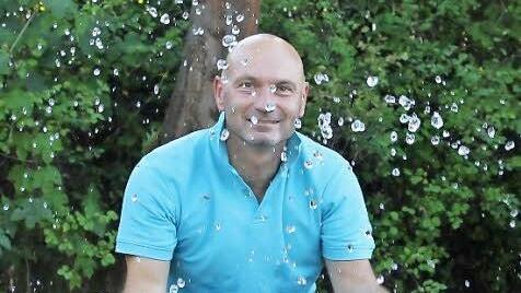 Geht ernsthaft, aber nicht verbissen in den Wettbewerb: der Schönbrunner Oliver Hofmann an einem Wasserspielplatz im Ort.