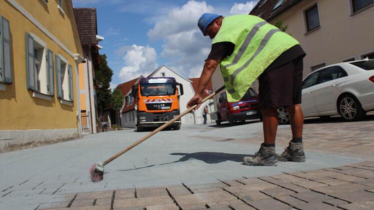 Der frische Brechsand wird in die frei gespülten Fugen gekehrt. Foto: Andreas Dorsch