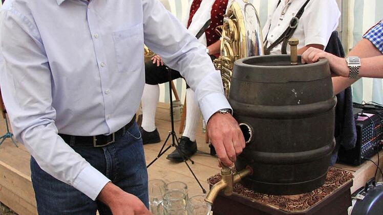 Der Bieranstich war schnell erledigt. Foto: Richard Sänger