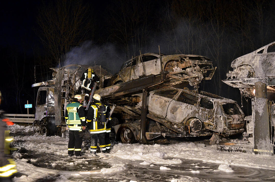 Autotransporter brennt auf A3 bei Helmstadt