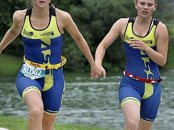 Im Lauf am Nachmittag mussten die Vierer-Teams geschlossen ins Ziel kommen, nur eine L&auml;uferin durfte dabei "verloren gehen". Hanna Krau&szlig; (l.), die wohl st&auml;rkste Starterin der Bayernliga, nimmt hier Vera Krammel an die Hand. Lena Drummer lief kurz davor (nicht mehr im Bild), Maria Leidenberger musste zuvor abrei&szlig;en lassen - was allerdings auch so eingeplant war.  Foto: Kilian Pfohl/Triathlon Grassau