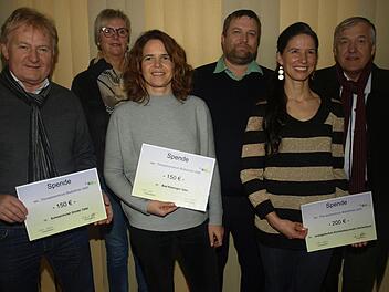 Das Therapiezentrum Blaßdörfer unterstützt zu Weihnachten soziale bzw. kirchliche Projekte. Schecks über insgesamt 500 Euro überreichte Thorsten Blaßdörfer (Mitte) an (von links) Stefan Labus (Kindertafel Schweinfurt), Dagmar Ziegler und Marina Schachenmayer-Wiesend (Tafel Bad Kissingen) sowie Susanne Blaßdörfer und Pfarrer Philipp Klein (Kirchenbauverein Oerlenbach). Foto: Stefan Geiger