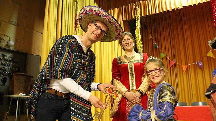 Der Mexikaner und die Prinzessin: OB Uwe Kirschstein erhält von Anna I. den Rathausschlüssel zurück. Prinzessin-Mutter Barbara verfolgt die Rückgabe mit einem gnädigen Lachen. Fotos: Ekkehard Roepert