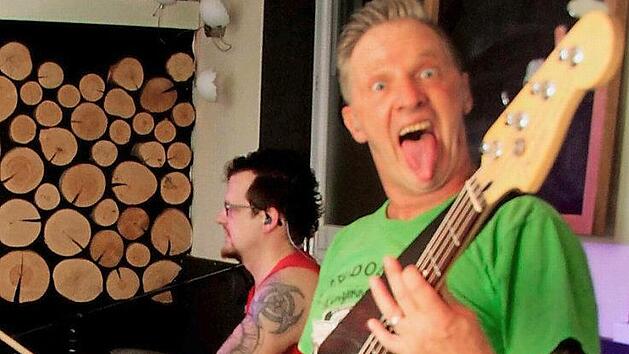 Mit der Band Javelin ging es im Kreis'l rund. Frei nach Kiss wird auch mal Zunge gezeigt.  Fotos: Richard S&auml;nger