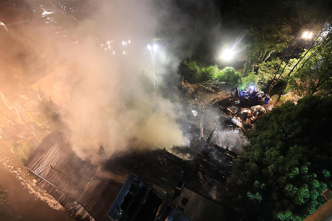 Ein Feuer hat die Diskothek "Rosenau" in Bayreuth völlig zerstört. Acht Menschen wurden verletzt. Der Brand ist unter Kontrolle.