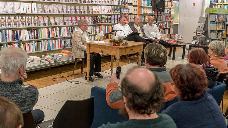 Buchvorstellung von und mit Rettl Motschenbacher in der Bücherei Hübscher. Foto: Wolfram Schmidt