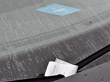 Auf kostenpflichtigen Parkplätzen in Haßfurt genügt eine Parkscheibe nicht und so folgt umgehend eine Verwarnung. Falsch Parken kann in Haßfurt zwischen zehn und 35 Euro kosten. So hat die Verkehrsüberwachung heuer schon 9195 Verwarnungen ausgestellt.  Ulrike Langer