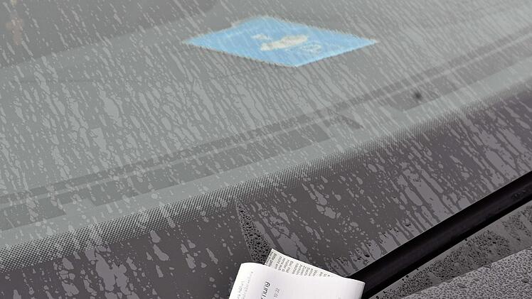 Auf kostenpflichtigen Parkplätzen in Haßfurt genügt eine Parkscheibe nicht und so folgt umgehend eine Verwarnung. Falsch Parken kann in Haßfurt zwischen zehn und 35 Euro kosten. So hat die Verkehrsüberwachung heuer schon 9195 Verwarnungen ausgestellt.  Ulrike Langer