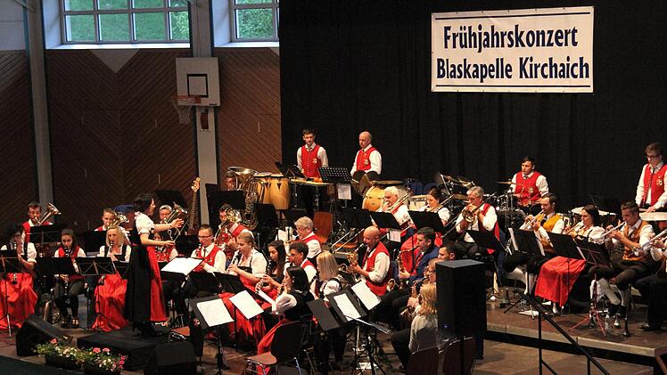 Der große Klangkörper der Blaskapelle Kirchaich mit seiner Dirigentin Kristina Renner bot ein interessantes und abwechslungsreiches Programm.