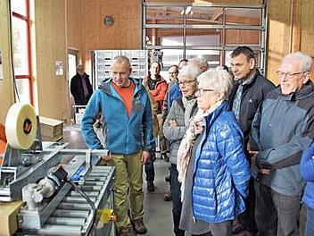 Tom Bertelshofer erl&auml;uterte den interessierten G&auml;sten den Etikettier- und Versandvorgang. Foto: privat