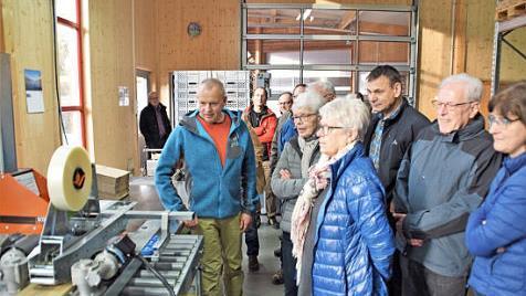 Tom Bertelshofer erl&auml;uterte den interessierten G&auml;sten den Etikettier- und Versandvorgang. Foto: privat
