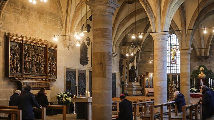 Auch vor dem Heiligen Grab in der Nagelkapelle des Doms verharrten am Karfreitag die Gläubigen im Gebet. Barbara Herbst