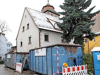 Die Abrissarbeiten an dem noch das Stadtbild prägenden Haus sind angelaufen. Bis Weihnachten soll es verschwunden sein.  Foto: Andreas Dorsch