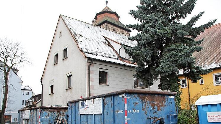 Die Abrissarbeiten an dem noch das Stadtbild prägenden Haus sind angelaufen. Bis Weihnachten soll es verschwunden sein.  Foto: Andreas Dorsch