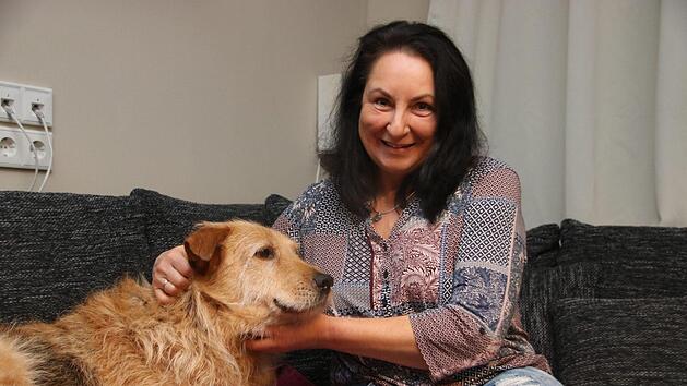 Zwei, die sich und zueinander fanden: Mischlingshund Ludwig und Frauchen Marika Brückner, die den Rüden aus Ungarn holte.Jochen Nützel