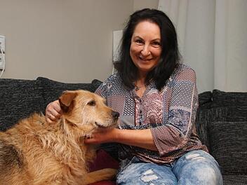 Zwei, die sich und zueinander fanden: Mischlingshund Ludwig und Frauchen Marika Brückner, die den Rüden aus Ungarn holte.Jochen Nützel