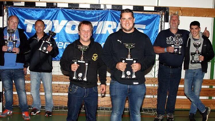 Spartanische Siegerehrung: Patrick Dinkel/ Tobias Glatzel (Mitte) gewannen die Weinland-Rallye. Platz zwei belegten Rudi Reindl/ Michael Ehrle (links). Dritte wurden Uli Kübler/Daniel Hammel.