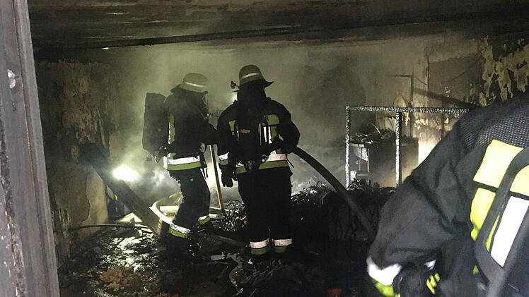 Mit Schwerem Atemschutz suchten Feuerwehrleute in der ausgebrannten Sattelkammer nach Glutnestern.