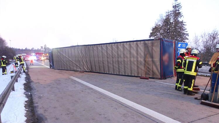 Vollsperrung auf A7 im Kreis Ansbach: Lastwagen umgekippt - Fahrer schwer verletzt