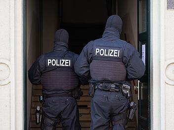 Durchsuchungen mehrerer Objekte in vier Bundesländern - Ermittlungen gegen bayerischen Polizisten Durchsuchungen mehrerer Objekte in vier Bundesländern - Ermittlungen gegen bayerischen Polizisten