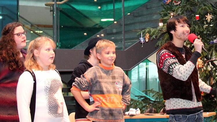 Die Realschüler probten eifrig. Fotos: Johanna Blum