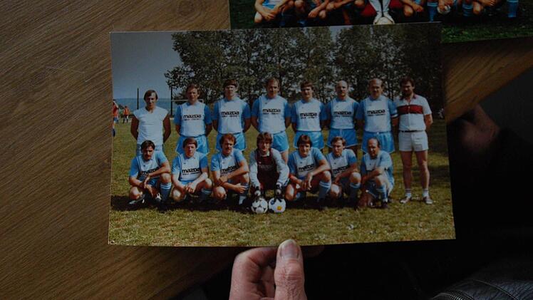 Auf den Mannschaftsfotos aus den Achtzigern ist er auch noch abgebildet (erste Reihe, ganz rechts).