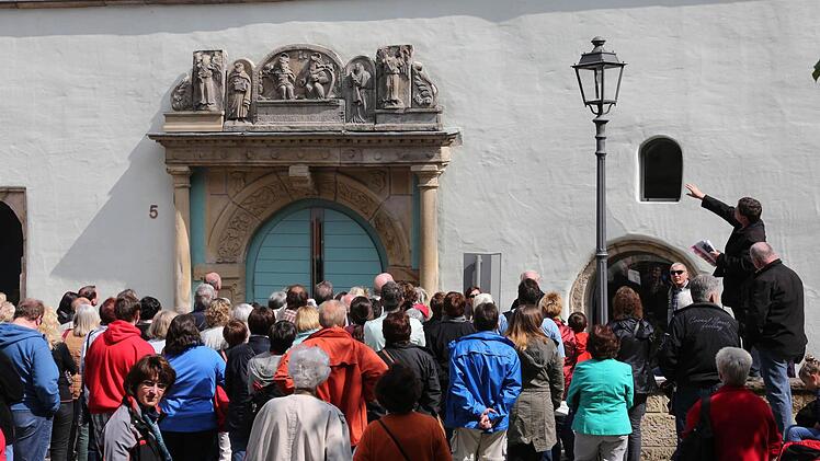 Möglicherweise nachträglich zusammengetragen ist die Ansammlung von Wappensteinen am Burggut.