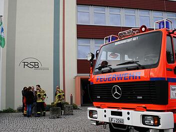 Nach einem Unfall im Chemieunterricht an der Realschule Burgkunstadt versorgten Rettungskräfte die beiden verletzten Schüler. Nun hat sich erwiesen, dass die Verletzungen nicht so schlimm sind wie zunächst genenommen wurde. Foto: Gerhard Herrmann