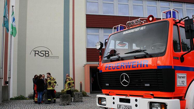 Nach einem Unfall im Chemieunterricht an der Realschule Burgkunstadt versorgten Rettungskräfte die beiden verletzten Schüler. Nun hat sich erwiesen, dass die Verletzungen nicht so schlimm sind wie zunächst genenommen wurde. Foto: Gerhard Herrmann