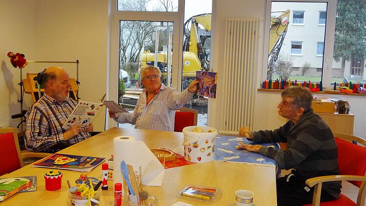 Schön ist es in Zeil: Die Mitarbeiterinnen der Rummelsberger in Ditterswind hatten viele Bedenken, dass der Umzug nach Zeil und Ebelsbach für manchen Bewohner nicht ganz einfach werden wird. Hans Diehm (rechts) hat aber bereits am zweiten Tag gesagt: "Ich wohne in Zeil." Auch Edgar Peege (links) und Manfred Meszen (Mitte) finden es gar nicht so schlecht hier.