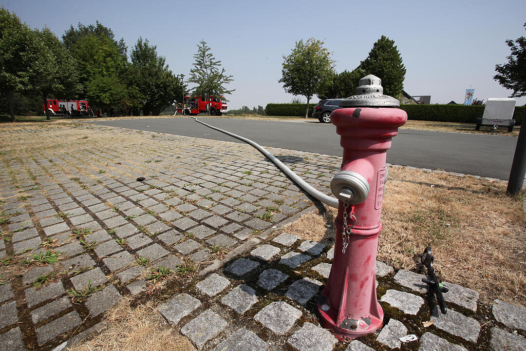 Feldbrand drohte auf Wohngebiet überzugreifen