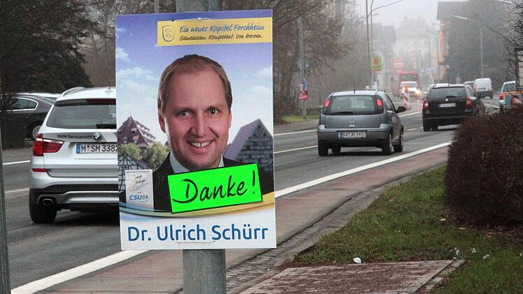 Zwar fuhr der CSU/JB-Kandidat im ersten Wahlgang das beste Ergebnis ein. Doch braucht auch er am 20. März deutlich mehr Wähler, als jene, bei denen er sich seit Montag auf den Plakaten bedankt. Foto: Josef Hofbauer
