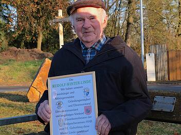 Ein Volltreffer war das Geburtstagsgeschenk von Freunden für Rudolf Winter. Voller Freude präsentiert der Altbürgermeister die Urkunde vor der neu gepflanzten Rudolf-Winter-Linde. Foto: Gerd Schaar