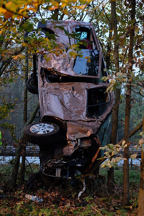 A3 zwischen Nürnberg und Erlangen: Kleinbus landet in Baum