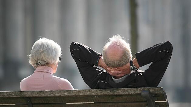 Es wird davor ausgegangen, dass das Rentenniveau bereits 2023 unter die Marke von 48 Prozent fallen werde. Symbolbild: dpa/Stephan Scheuer