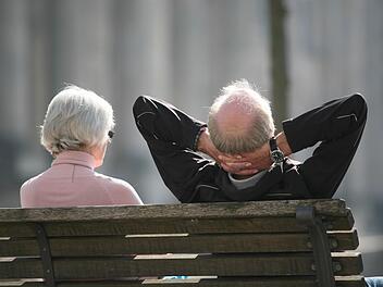 Es wird davor ausgegangen, dass das Rentenniveau bereits 2023 unter die Marke von 48 Prozent fallen werde. Symbolbild: dpa/Stephan Scheuer