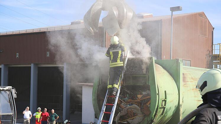 Mit Hilfe der Firma Klug und des THW wurde der Sperrmüll-Container entladen.