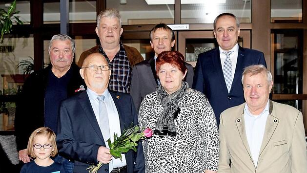 Georg Pitteroff im Kreise der Gratulanten (v . l.) : ein Nachbarsm&auml;dchen, G&uuml;nther Zachmann, Dieter Kestel, Hans-Werner Schuster, Maria Wiehle, B&uuml;rgermeister Robert H&uuml;mmer und Dieter Radziej  Foto: privat