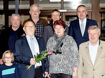 Georg Pitteroff im Kreise der Gratulanten (v . l.) : ein Nachbarsmädchen, Günther Zachmann, Dieter Kestel, Hans-Werner Schuster, Maria Wiehle, Bürgermeister Robert Hümmer und Dieter Radziej  Foto: privat