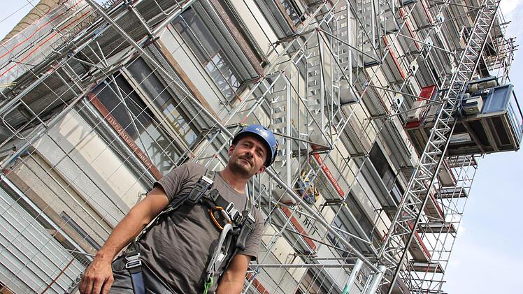 Sicherheit beim Arbeiten: Montageleiter Martin Ilckmann mit Helm und Sicherheitsgurt. Foto: Magdalena Kestel