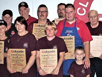 Ehrungen standen im Mittelpunkt der Zehn-Jahr-Feier der Club-Freunde aus Oberfranken. Zum Ehrenmitglied wurde Robert Witzgall (rechts) aus Himmelkron ernannt. Links der Trebgaster Bürgermeister Werner Diersch. Fotos: Werner Reißaus