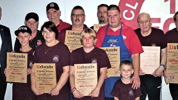 Ehrungen standen im Mittelpunkt der Zehn-Jahr-Feier der Club-Freunde aus Oberfranken. Zum Ehrenmitglied wurde Robert Witzgall (rechts) aus Himmelkron ernannt. Links der Trebgaster Bürgermeister Werner Diersch. Fotos: Werner Reißaus
