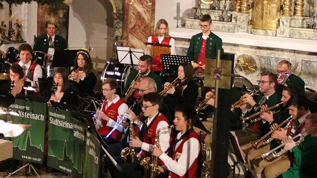 Traditionelles und Modernes bot der Musikverein Stadtsteinacher beim Debüt-Konzert von Daniela Ott am Freitagabend. Fotos: Klaus Klaschka