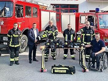 &Uuml;bergabe der Atemschutzausr&uuml;stung (von links): Timo Schulz (Kommandant Feuerwehr Ahorn), Lucas Trautwein, B&uuml;rgermeister Martin Finzel, Manuel Reblitz (Leiter des Atemschutzes Ahorn), Jakob Rampel, Daniel Bartel (Leiter des Atemschutzes Schorkendorf), Michael G&ouml;bbel und Christian Reblitz