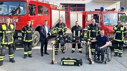 &Uuml;bergabe der Atemschutzausr&uuml;stung (von links): Timo Schulz (Kommandant Feuerwehr Ahorn), Lucas Trautwein, B&uuml;rgermeister Martin Finzel, Manuel Reblitz (Leiter des Atemschutzes Ahorn), Jakob Rampel, Daniel Bartel (Leiter des Atemschutzes Schorkendorf), Michael G&ouml;bbel und Christian Reblitz