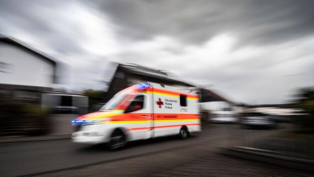 Autofahrer f&auml;hrt Fu&szlig;g&auml;nger an - Fu&szlig;g&auml;nger wurde schwer verletzt (Symbolbild).