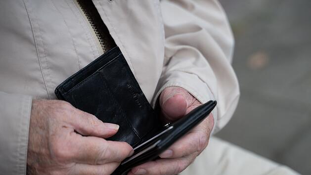 IBAN-Regel löst Unsicherheit aus: Bleibt Rente zeitweise aus? Sprecherin klärt auf