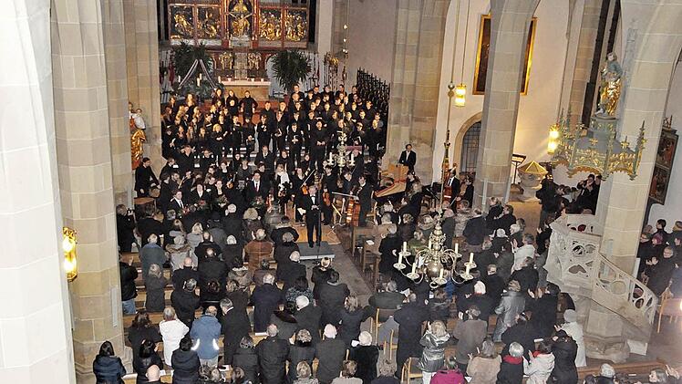 Rosen für die Mitglieder von Chor und Orchester gab es am Schluss des Konzertes. Foto: Friedrich